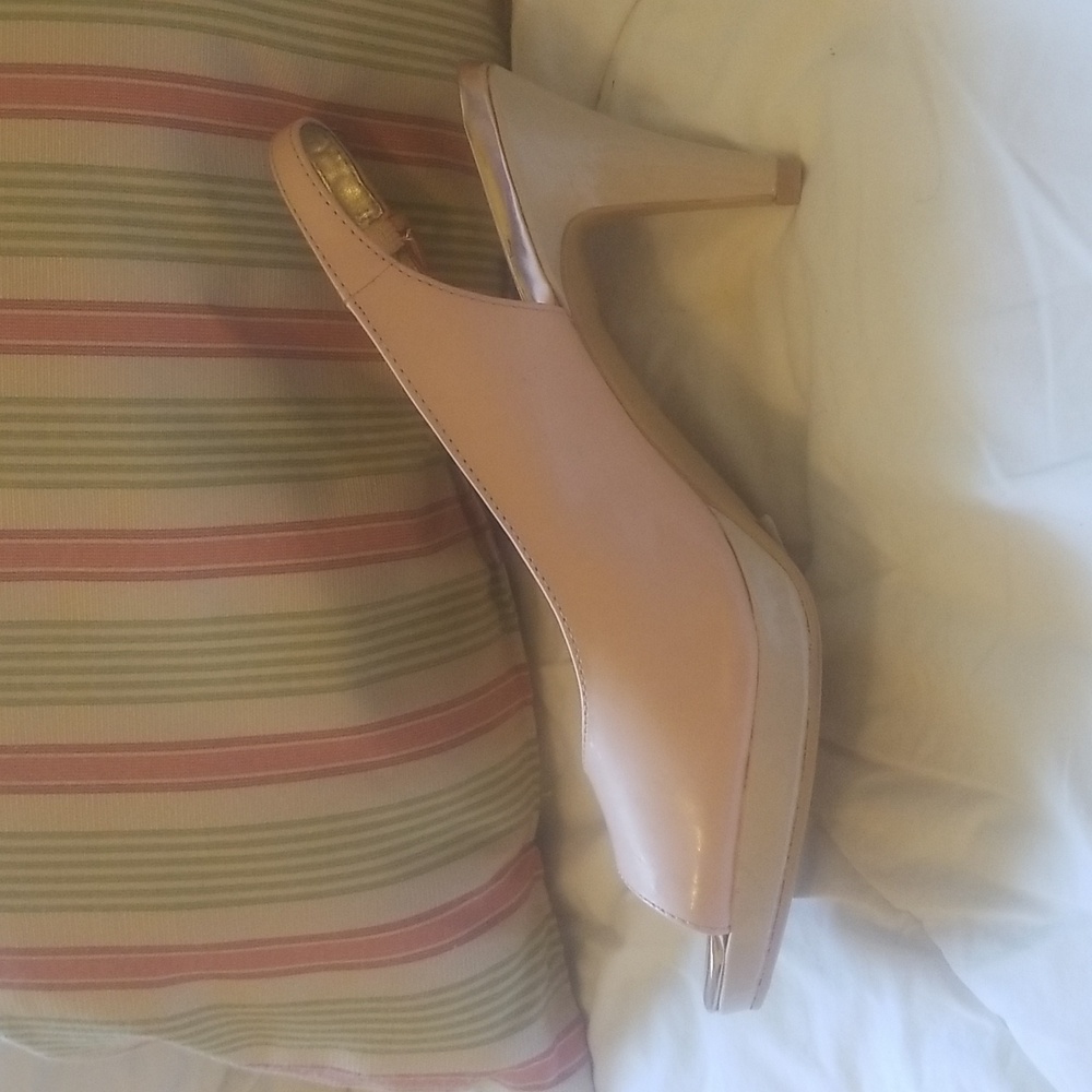 Brand new Bandolino pumps. Size 8